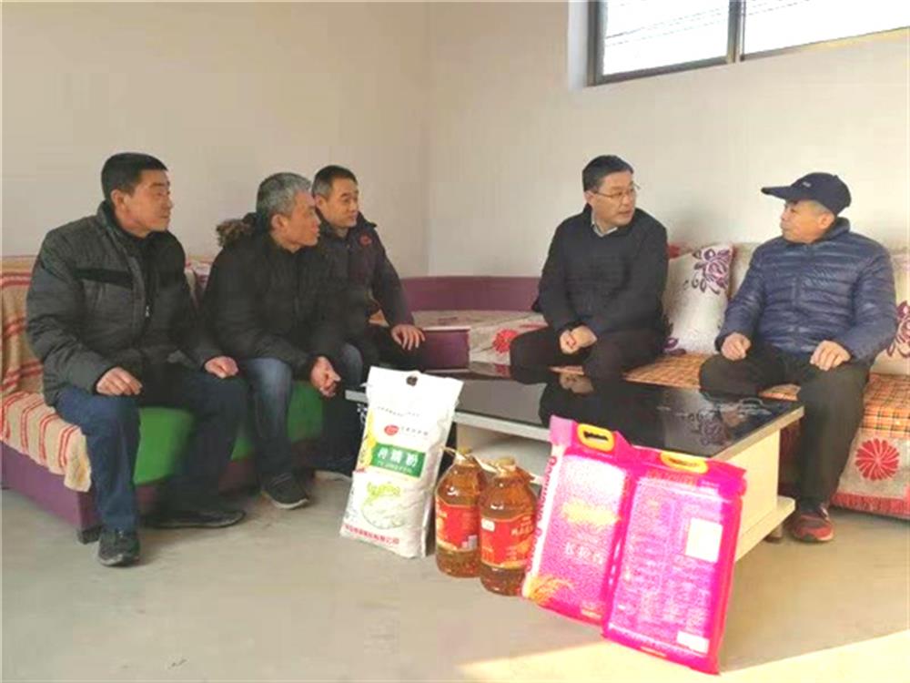 伟德国际victor1946集团节前走访慰问第一书记任职村困难群体