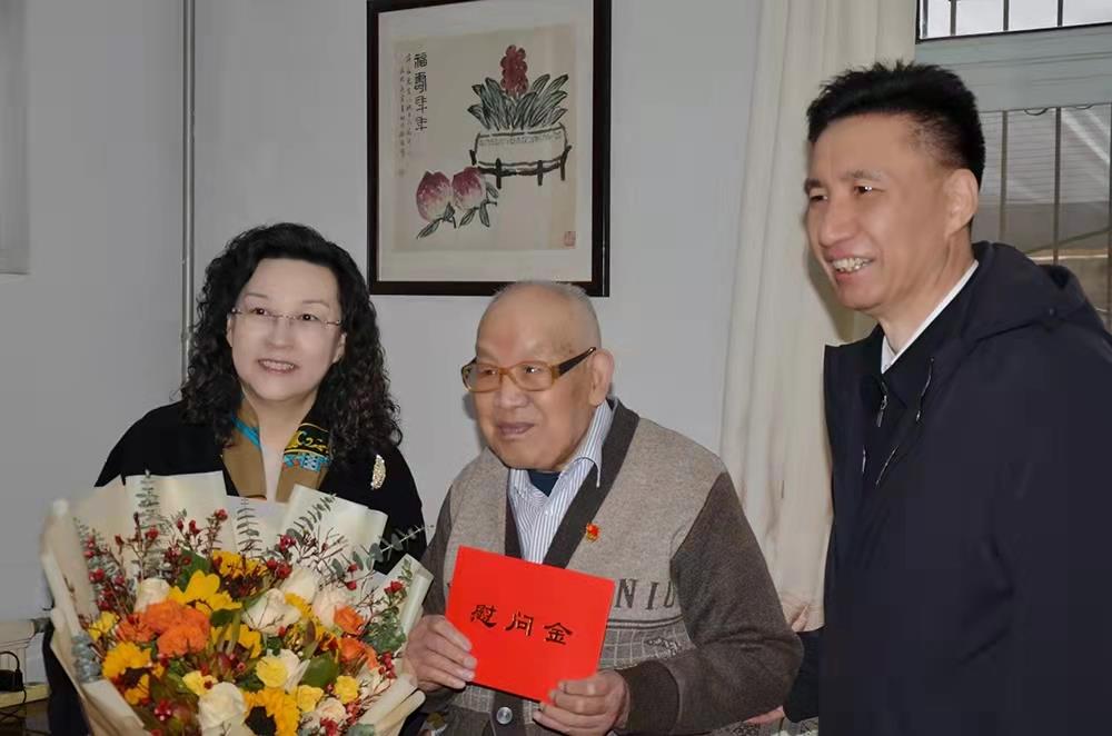 伟德国际victor1946集团党委副书记、总经理黄蓓走访慰问离休老干部、老党员