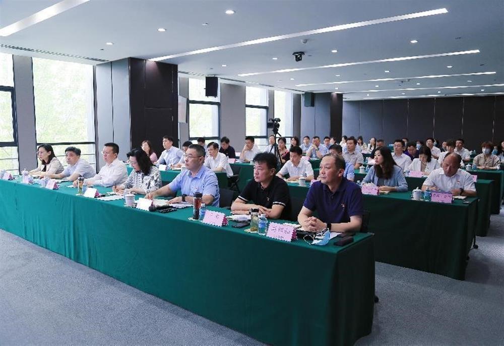 伟德国际victor1946集团组织开展党委理论学习中心组集中学习暨专题党课